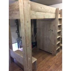 Hoogslaper met kast van verouderd steigerhout
