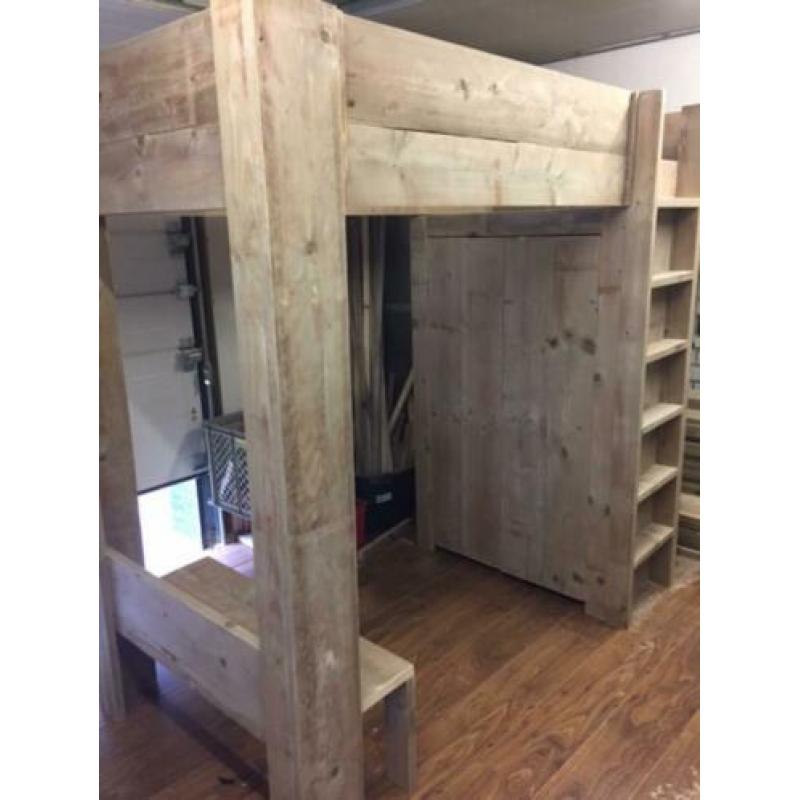 Hoogslaper met kast van verouderd steigerhout