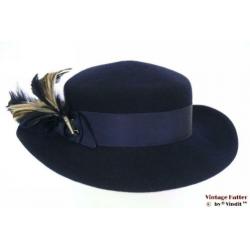 Vintage Dameshoed Breiter donker blauw met veren 56