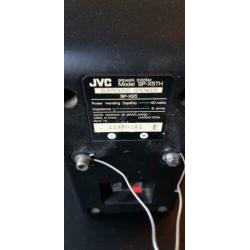 Onkyo receiver met JVC en JBL speakers.