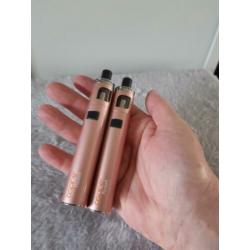 2 e-smokers. E-sigaret. Elektronisch roken. Roze.