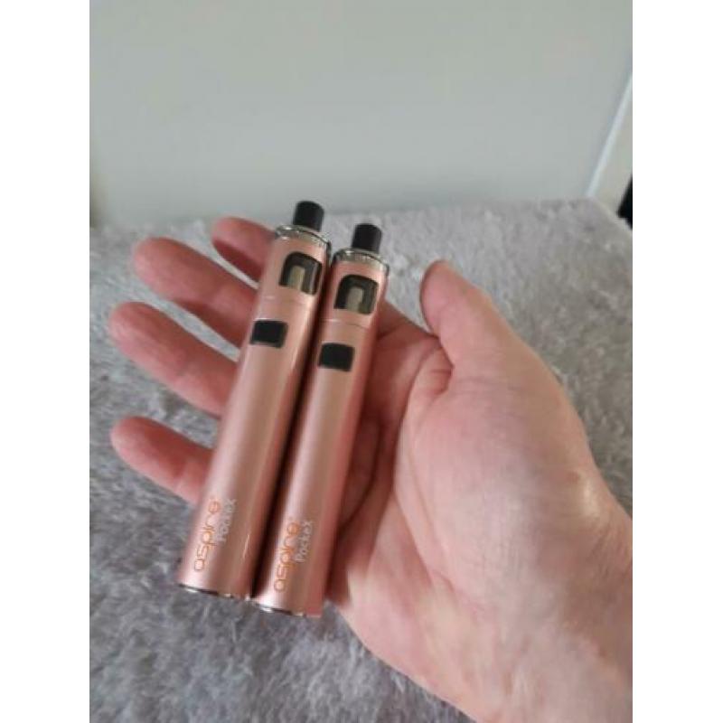2 e-smokers. E-sigaret. Elektronisch roken. Roze.