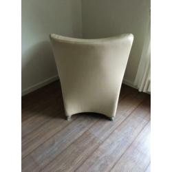 Zeer moderne offwhite lederen fauteuil met stalen poten