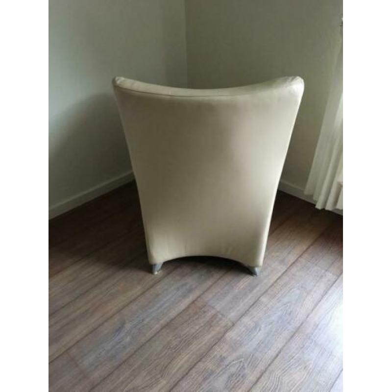 Zeer moderne offwhite lederen fauteuil met stalen poten