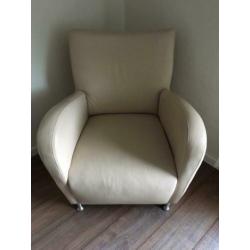 Zeer moderne offwhite lederen fauteuil met stalen poten