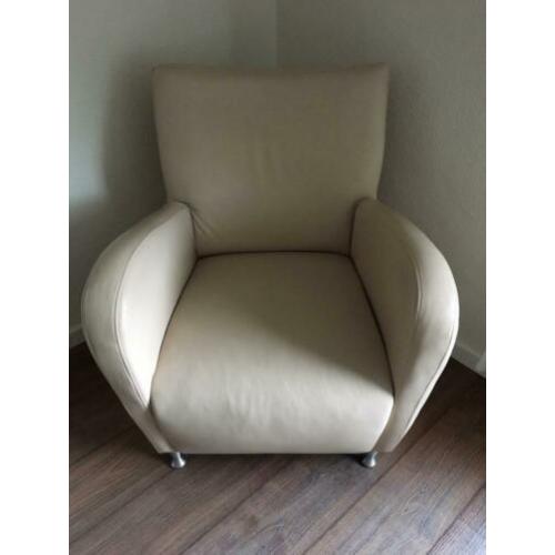Zeer moderne offwhite lederen fauteuil met stalen poten