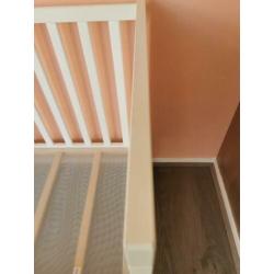 ledikant wit ikea sundvik. Incl matras Schoon en netjes!!