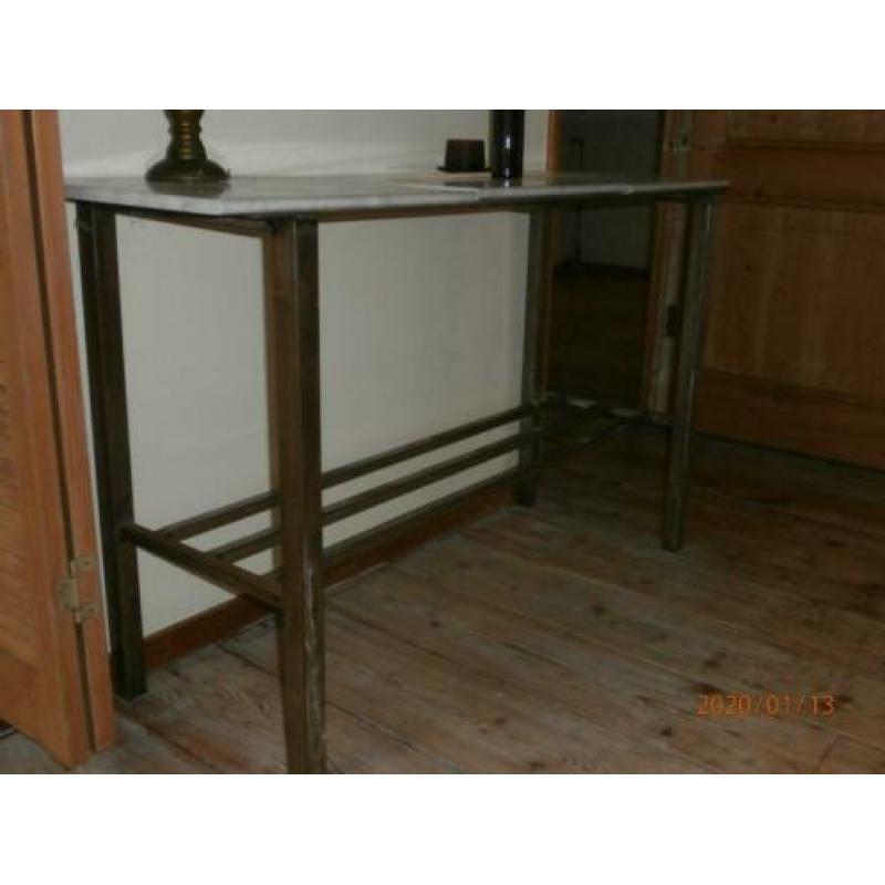 Tafel is een sidetable marmeren bovenblad en ijzer onderstel