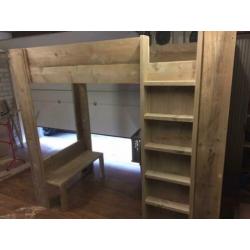 Hoogslaper met kast van verouderd steigerhout