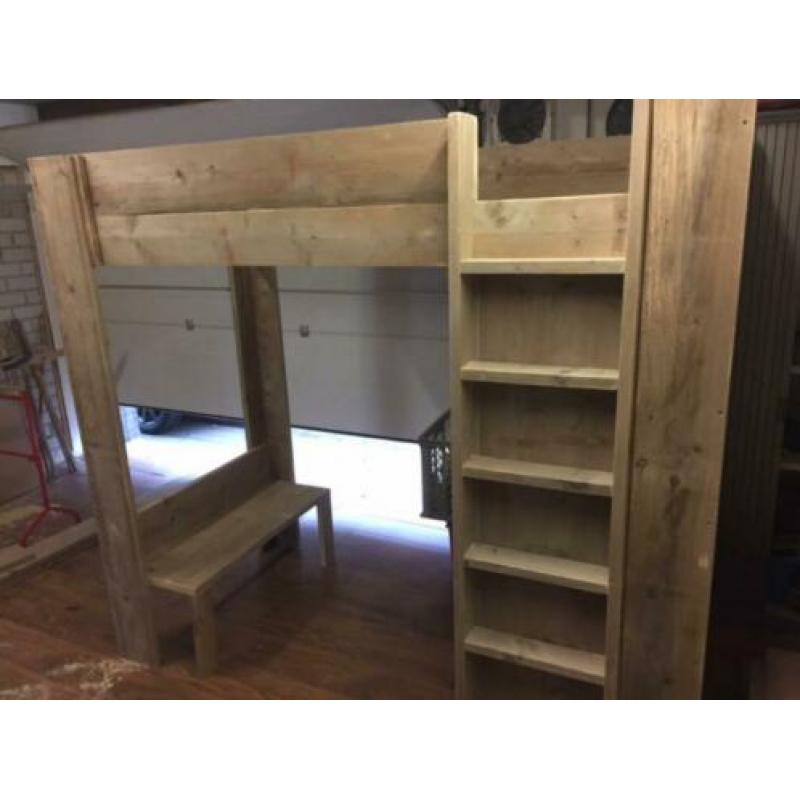 Hoogslaper met kast van verouderd steigerhout