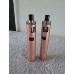 2 e-smokers. E-sigaret. Elektronisch roken. Roze.