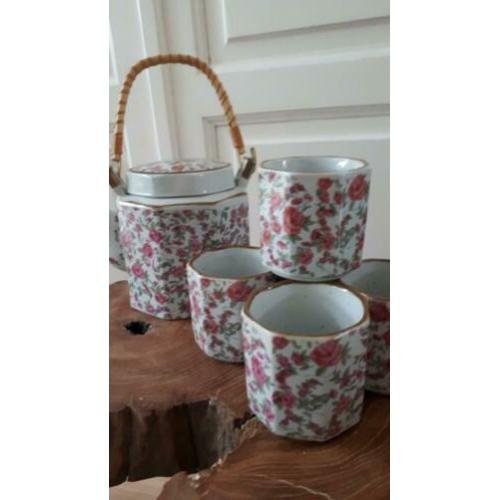 Theeservies van aardewerk licht grijs met roze bloemen