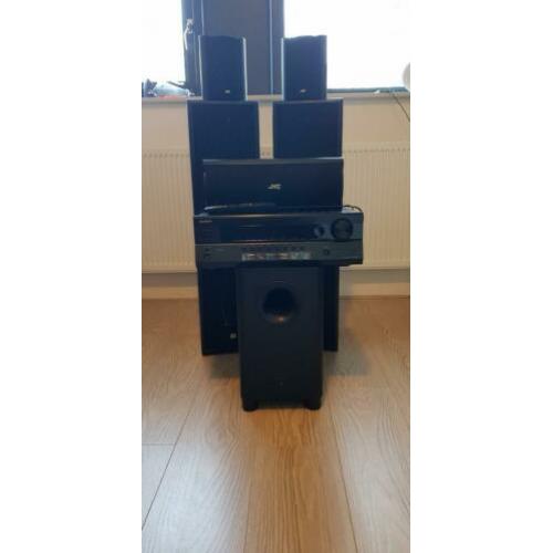 Onkyo receiver met JVC en JBL speakers.