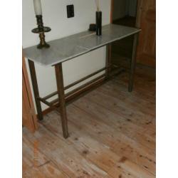 Tafel is een sidetable marmeren bovenblad en ijzer onderstel