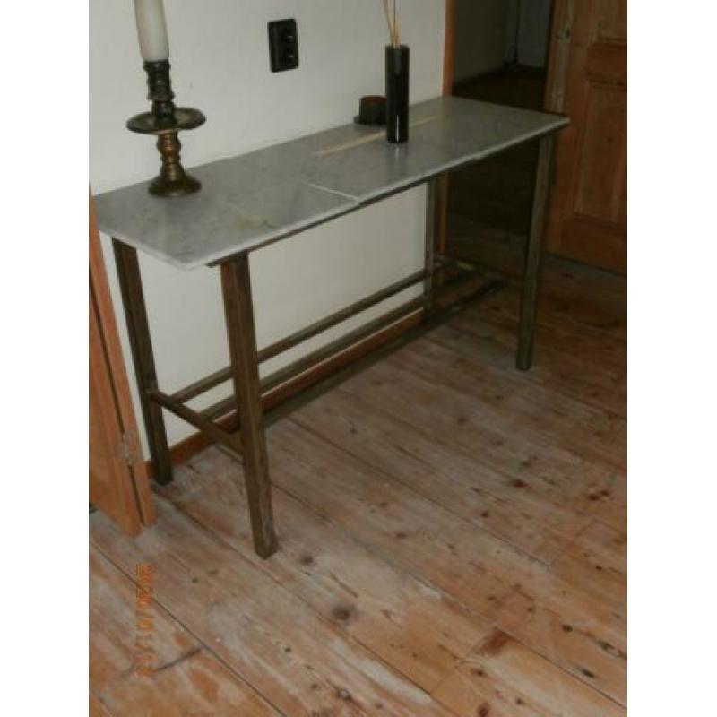 Tafel is een sidetable marmeren bovenblad en ijzer onderstel