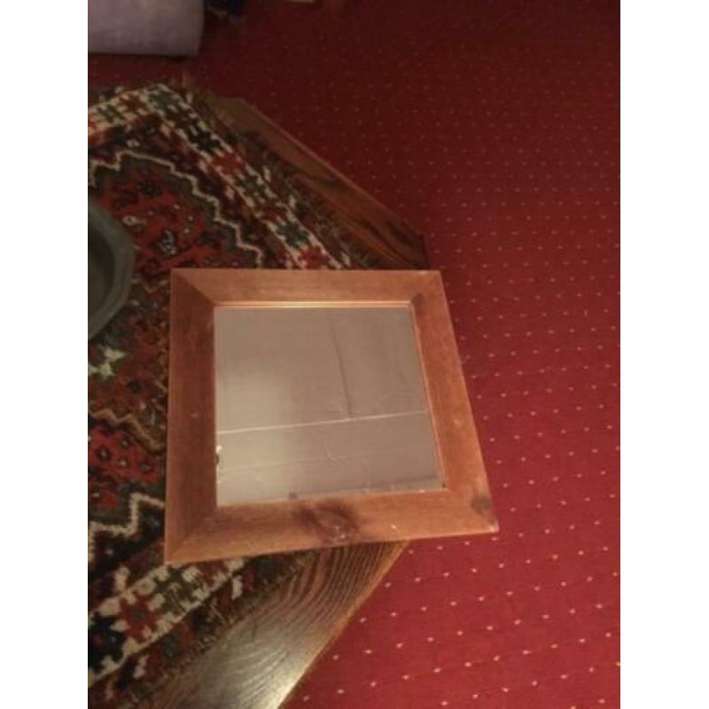 Set van twee spiegels in houten lijst