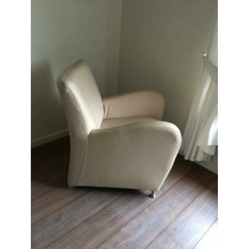 Zeer moderne offwhite lederen fauteuil met stalen poten