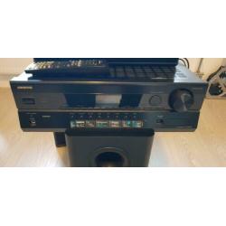 Onkyo receiver met JVC en JBL speakers.