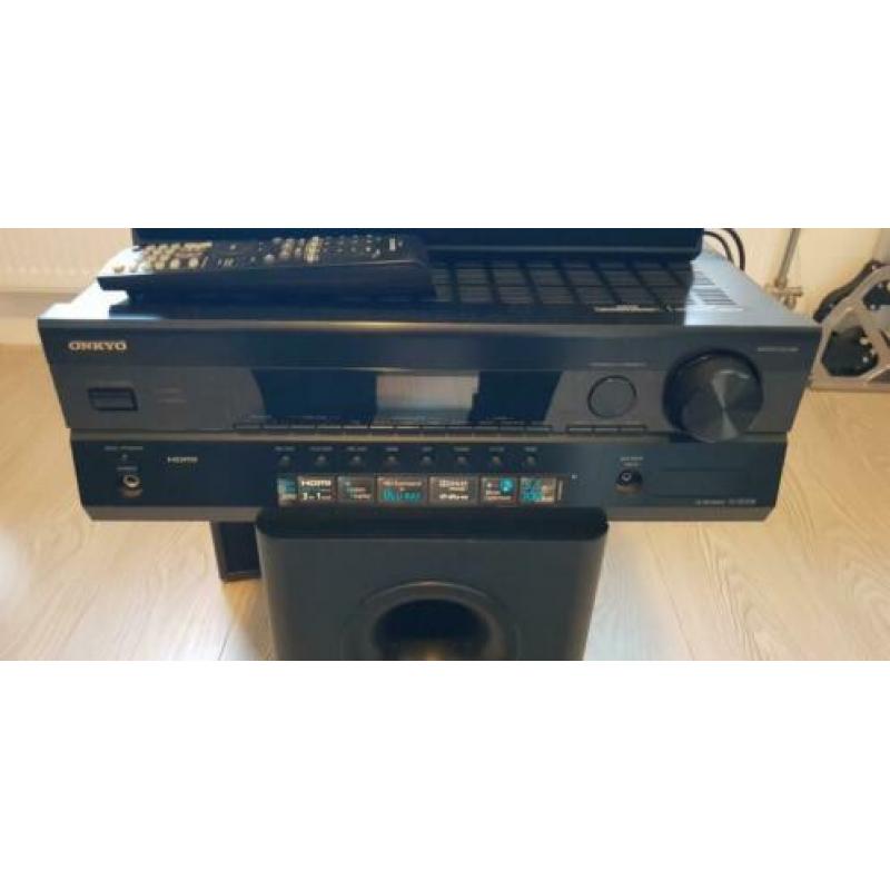 Onkyo receiver met JVC en JBL speakers.