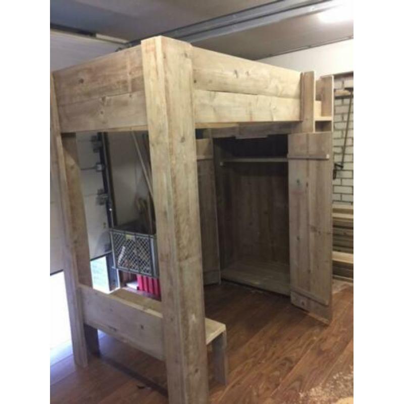 Hoogslaper met kast van verouderd steigerhout