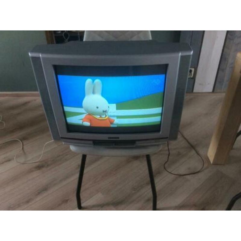 2 goed werkende tv’s met handleidingen en afstandsbediening.