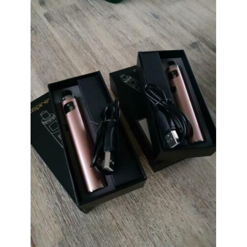 2 e-smokers. E-sigaret. Elektronisch roken. Roze.