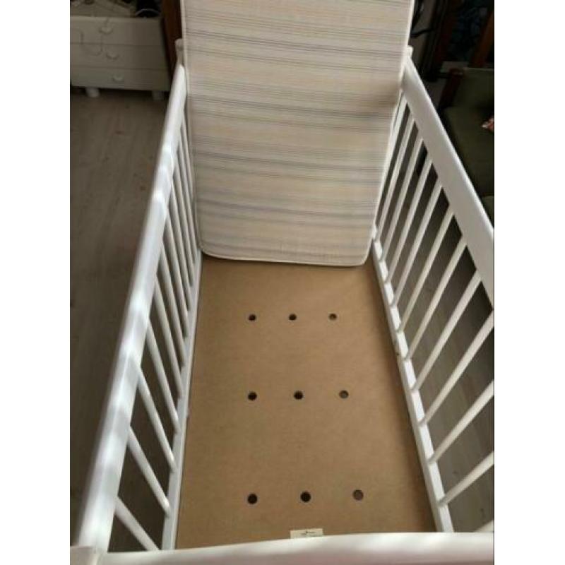 Babybed ledikant met beddengoed