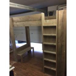 Hoogslaper met kast van verouderd steigerhout