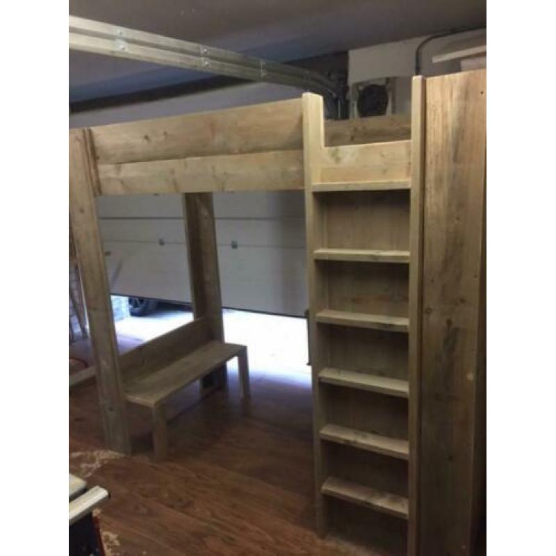 Hoogslaper met kast van verouderd steigerhout