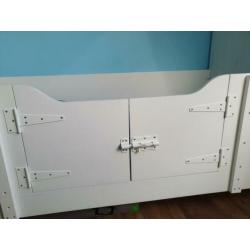 Stoer peuterbed met deurtjes