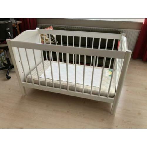 Babybed ledikant met beddengoed