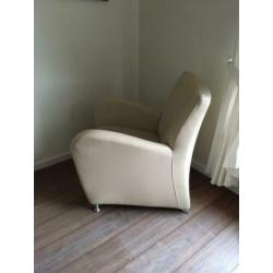 Zeer moderne offwhite lederen fauteuil met stalen poten