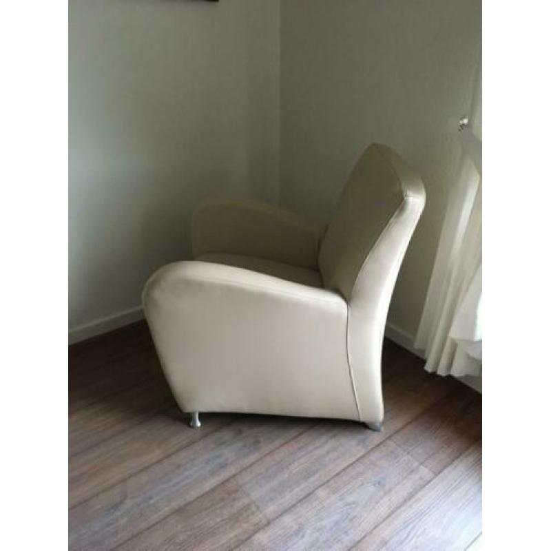 Zeer moderne offwhite lederen fauteuil met stalen poten