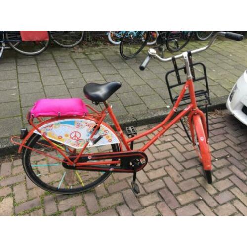 Rode omafiets met kussentje achterop