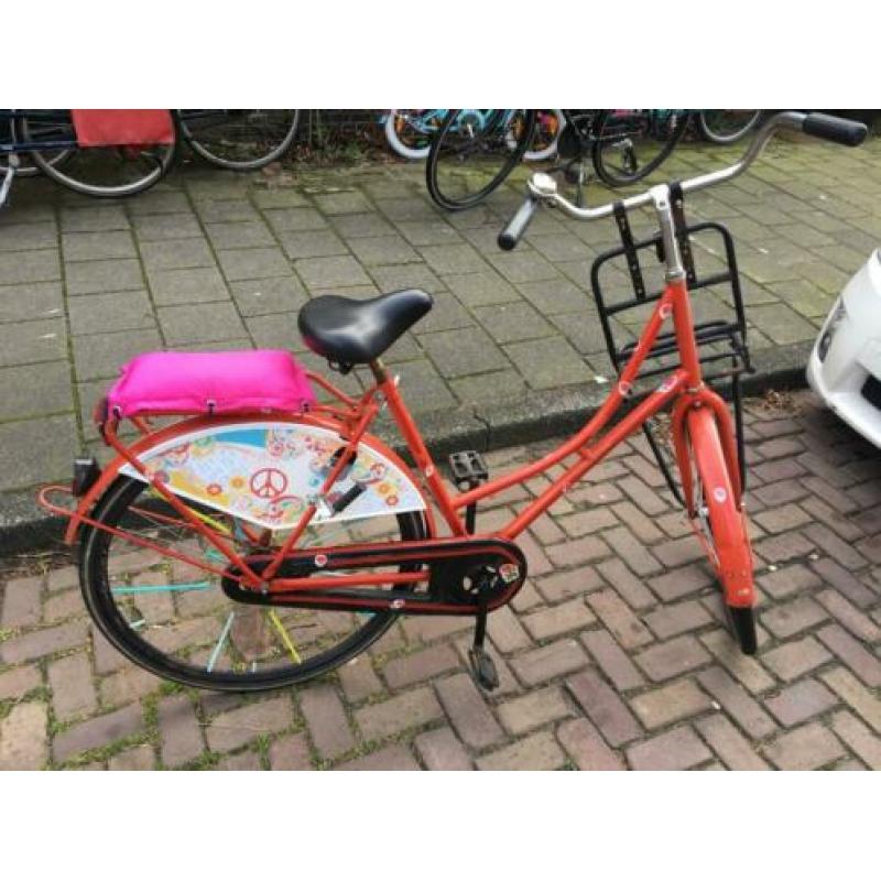 Rode omafiets met kussentje achterop