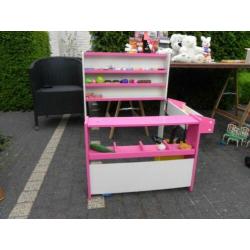 leuk kinder winkeltje met winkelkar en mandje