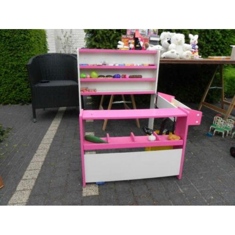 leuk kinder winkeltje met winkelkar en mandje