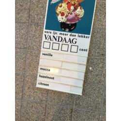 Vintage reclame bord ijssalon