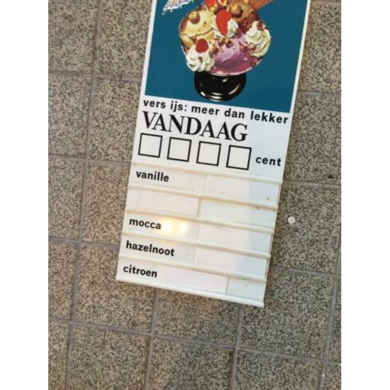 Vintage reclame bord ijssalon