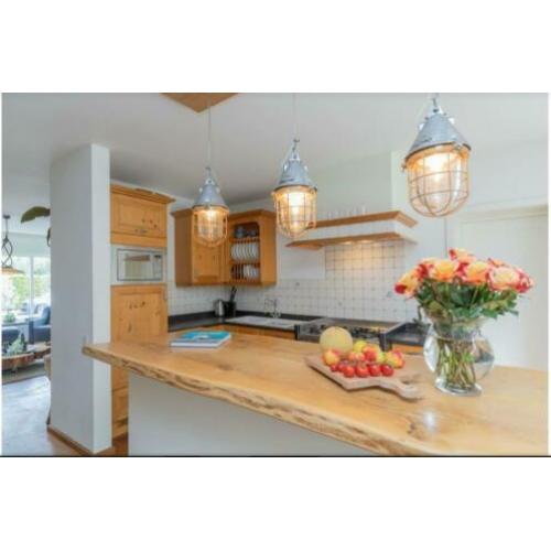 Complete houten keuken met inbouwapparatuur