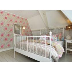 Mooi wit tweepersoons bed romantisch