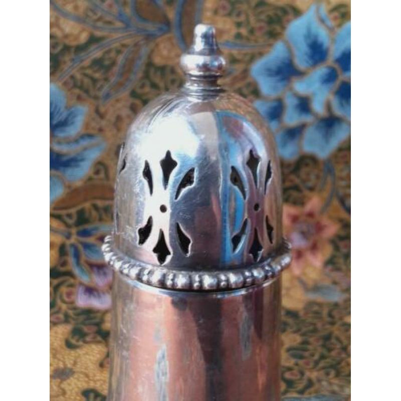 Mooie antieke silverplate strooier uit Engeland 16,2 cm.