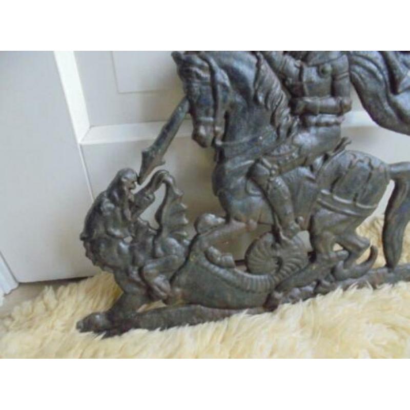 oud gietijzeren muurornament van Sint Joris en de Draak,40cm