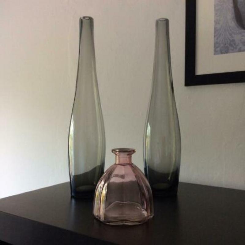 Staat mooi bij elkaar 2 flessen. Antraciet Vaasje Rose