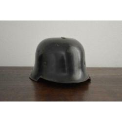 Duitse helm. In originele staat met binnenwerk. WO2