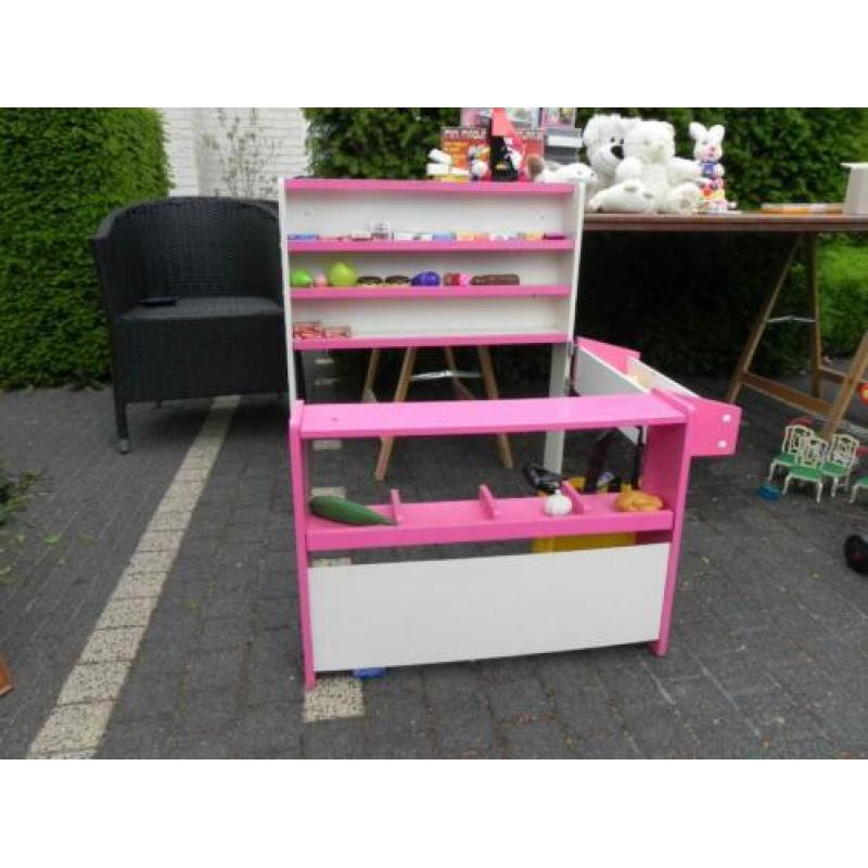 leuk kinder winkeltje met winkelkar en mandje