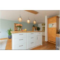 Complete houten keuken met inbouwapparatuur