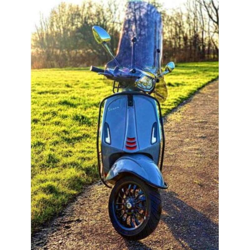 Vespa sprint nardo grey snor injectie met weinig KM!!