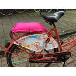 Rode omafiets met kussentje achterop