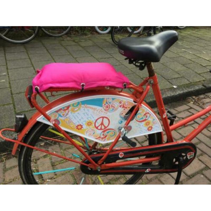 Rode omafiets met kussentje achterop